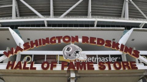 Largo camino para definir nuevo nombre de Redskins