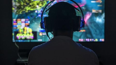 Adolescente sufre derrame cerebral tras jugar videojuegos 22 horas al día