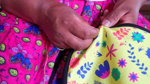 Artesanas rarámuri confeccionan cubrebocas para pasajeros de aerolinea