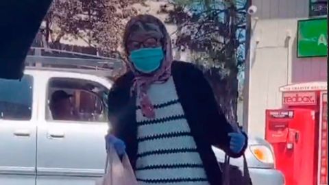 Adolescentes usan cubrebocas para disfrazarse de ancianas y comprar alcohol