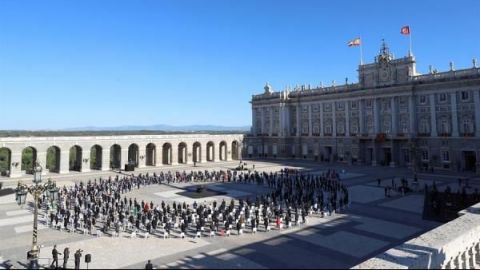 España recuerda a los fallecidos por la COVID mientras lucha contra los rebrotes
