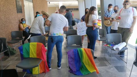 Grupos LGBTTTI continúan afuera del Congreso del Estado