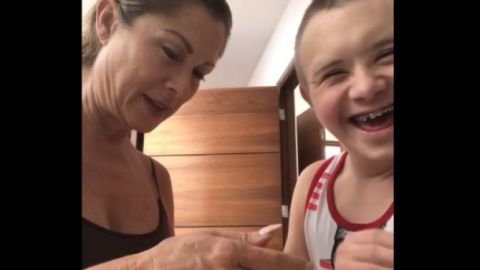 VIDEO: El bello momento en el que Lety Calderón enseña a su hijo a rasurarse 😍