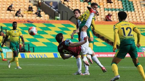 Acrobático gol de Chris Wood en triunfo del Burnley