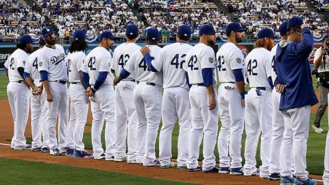 Jugadores y Grandes Ligas buscan integrar la justicia social con el béisbol