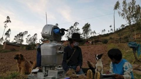 VIDEO: Maestro crea robot para dar clases en las zonas más pobres de su país
