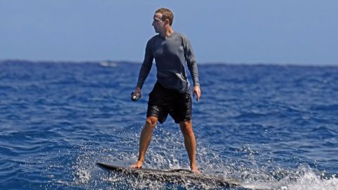 Captan a Mark Zuckerberg surfeando y se burlan en redes