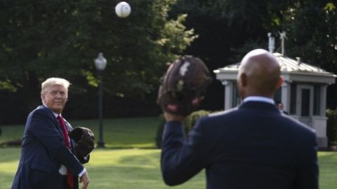 Trump y Mariano Rivera celebran día inaugural del béisbol