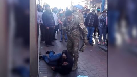 VIDEO: Militar le da golpiza a ladrón