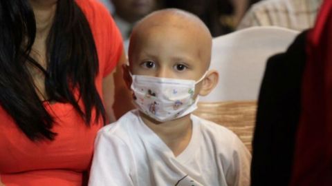 Niños con cáncer reciben medicamento para un mes