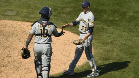 Yelich y Smoak aportan jonrones a victoria de Cerveceros