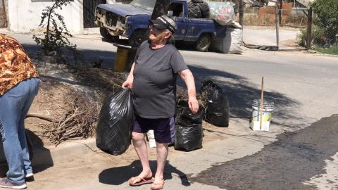 Vecinos se unen a limpiar sus calles a falta de la recolección de basura