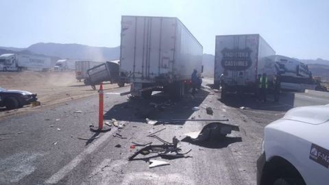 Aparatoso accidente de trailers en La Rumorosa