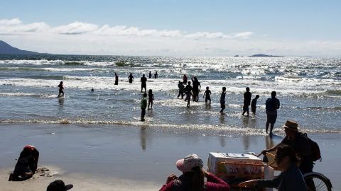 Ensenadenses y visitantes invaden las playas; fueron retirados