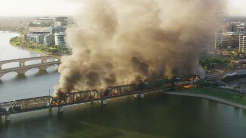 VIDEO: Se descarrila tren en Arizona y se incendia
