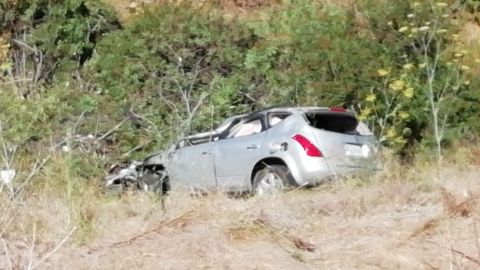 Auto cae de 15 metros en accidente en Tijuana
