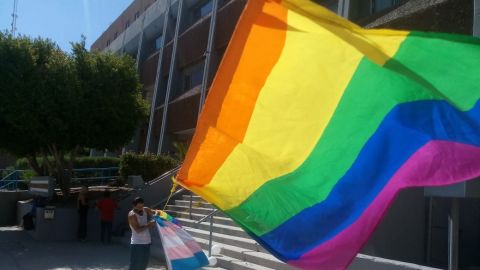 Se manifiesta comunidad LGBTI en Camara de Diputados