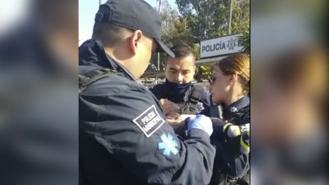 Auxilian policías municipales a bebé