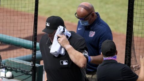 Umpire Joe West, herido por batazo en Washington