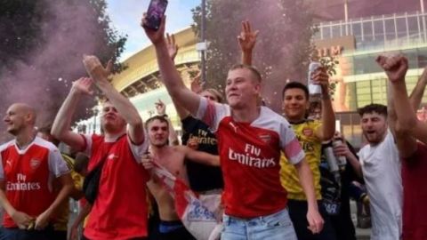 Aficionados del Arsenal no respetan protocolos y festejan título