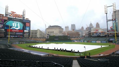 Les llovió en el himno; posponen Detroit-Cincinnati