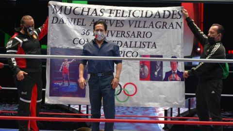 Daniel Aceves Villagrán entrega apoyos  para la comunidad luchística del CMLL