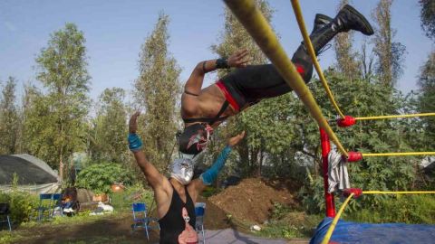 Luchadores mexicanos resisten crisis con funciones al aire libre