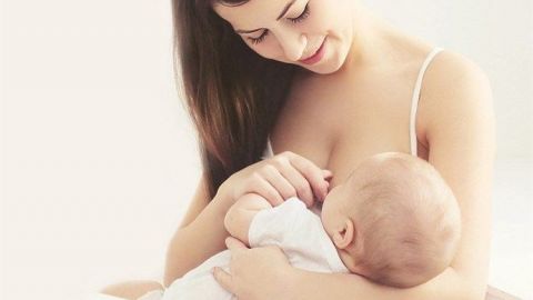 OMS anima a las madres con COVID-19 a dar el pecho a sus hijos recién nacidos