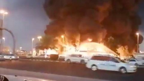 VIDEO: Fuerte incendio en Emiratos Árabes Unidos