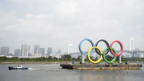 Retiran los anillos olímpicos de la Bahía de Tokio