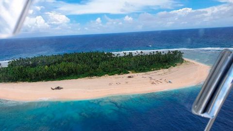 Rescatan a 3 hombres en isla desierta tras escribir enorme “SOS” en la arena