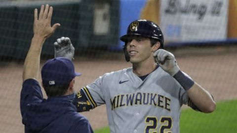 Yelich pega jonrón dentro del parque, Cerveceros ganan 8-3