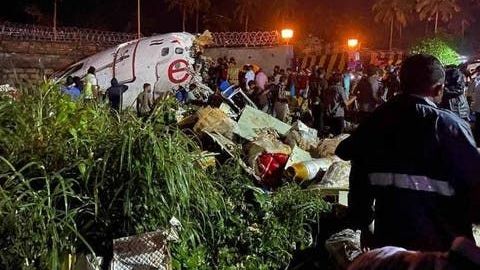 Al menos 10 muertos al salirse de la pista un avión al aterrizar en India
