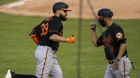 Orioles pegan 19 imparables y aplastan 11-0 a los Nacionales