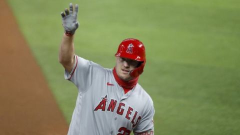 Trout jonronea en su cumpleaños, Angelinos caen ante Rangers