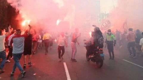 Suspenden el futbol peruano por aficionados que salen a las calles