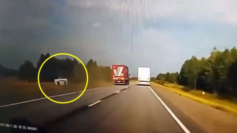 Muere conductor al intentar rebasar a camión