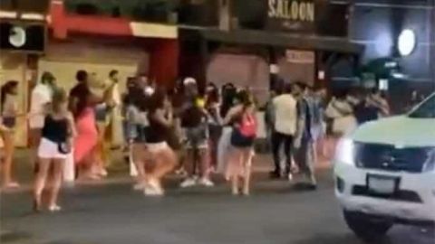 VIDEO: Turistas olvidan pandemia y arman fiesta en calles de Los Cabos
