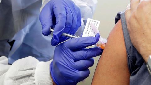 Rusia afirma que 20 países encargaron mil millones de vacunas contra COVID