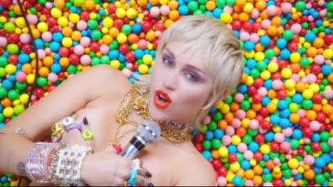 VIDEO: Miley Cyrus consuma su esperado retorno a la música liberada y ochentera