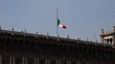 Izan bandera a media asta en el Zócalo por muertos de Covid