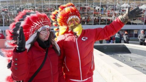 Chiefs prohíben penachos y vestimenta nativa en su estadio
