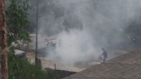 VIDEO: A cubetazos intentan apagar el incendio