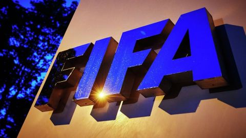 FIFA suspende a 2 funcionarios más por caso de abuso sexual