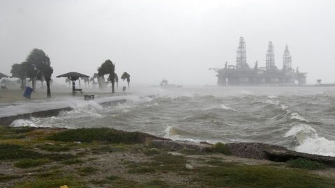 Tormenta Marco se convierte en huracán en el Golfo de México