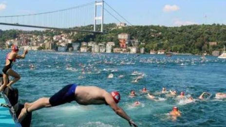 Cientos de personas cruzan a nado de Asia a Europa en tradicional carrera