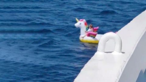 En su salvavidas de unicornio, rescatan a niña que fue arrastrada por el mar