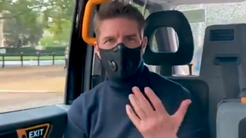 VIDEO: Tom Cruise se arma de valor, se pone cubrebocas y va a ver "Tenet"