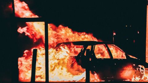 Manifestantes queman más de 100 autos en agencia de Estados Unidos