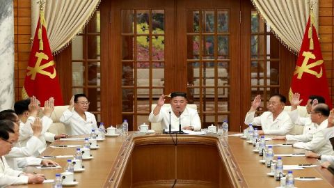 Kim Jong-un preside una reunión de emergencia ante la llegada del tifón Bavi